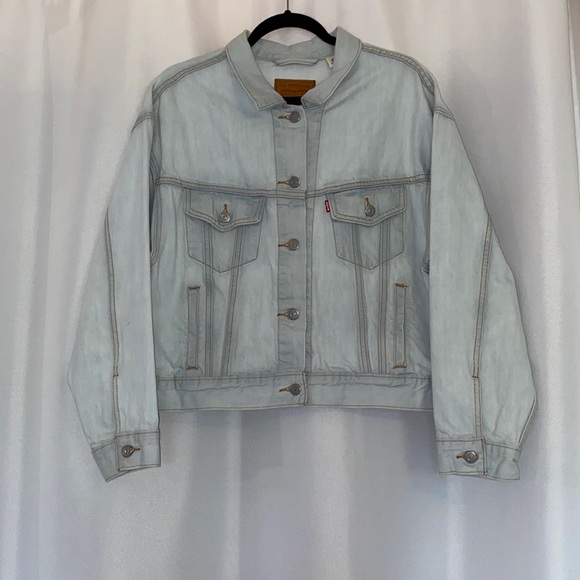 Levi’s Light Wash Jean Jacket - Picture 1 of 2